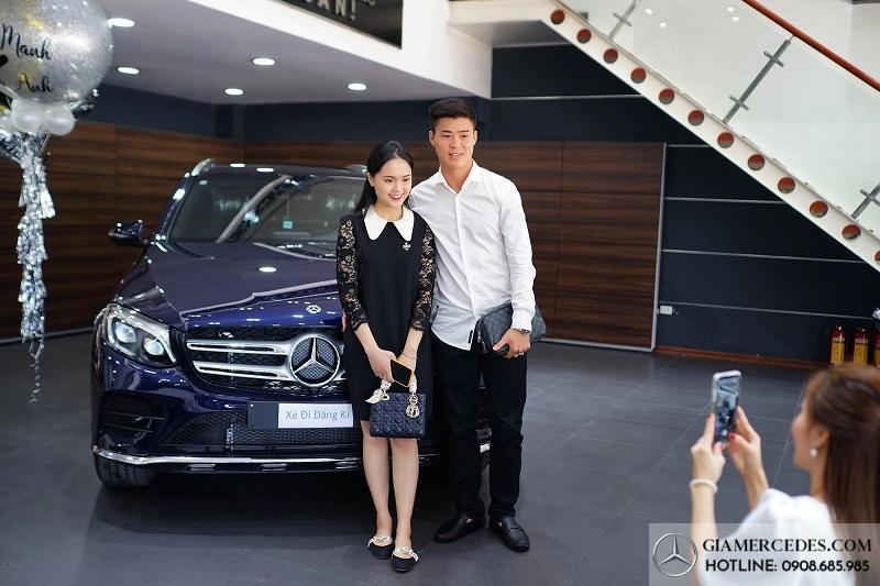 Khách hàng mua xe tại Mercedes Haxaco Hà Nội